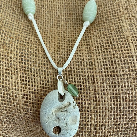 Hagstone Necklace, carved jadeite beads - Picture 4 of 6